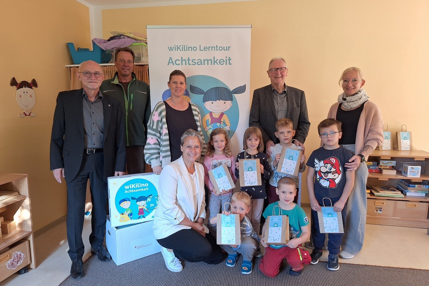 Kinder und Erwachsene präsentieren in einer Kita Materialien der wiKilino Lerntour Achtsamkeit im Altenburger Land.