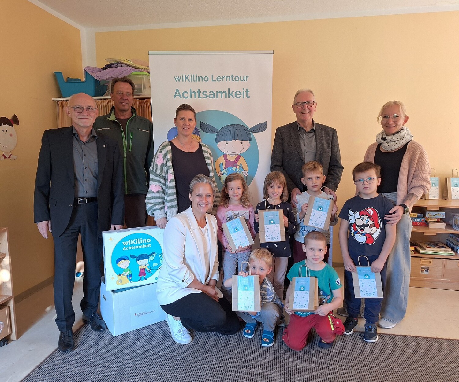 Kinder und Erwachsene präsentieren in einer Kita Materialien der wiKilino Lerntour Achtsamkeit im Altenburger Land.